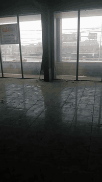 للأيجار
قاعه 300م حي القاهره على الشارع العام تصلح مجمع او كوفي او معهد إلى آخر.....   ***********
