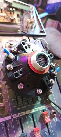 لمن يبحث عن الصوت القوي جدا يونت 200 واط صوت خرافي خليه يشتغل شكد متري...