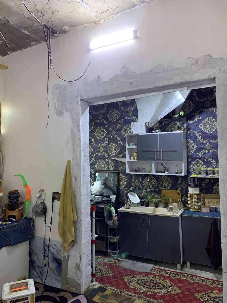 سلام عليكم بيت للبيع العنوان شارع المطار زراعي حي ميسان عامود 242 مقابيل العسكري قرب مضيف ال شبل منطقه متكامله من كلشي خدمات عامه مساحة البيت 60 متر يحتوي على مطبخ واستقبال مفتوح على المطبخ وحمام وتواليت منفصل وغرفه كبيره ومنور صغير وبيتونه وشارع زين عريض وجيران ورود للتواصل على الماسنجر أو الواتساب رقم *********** السعر 22 وبي مجال ويرهم إقصاد بمقدمه زينه
