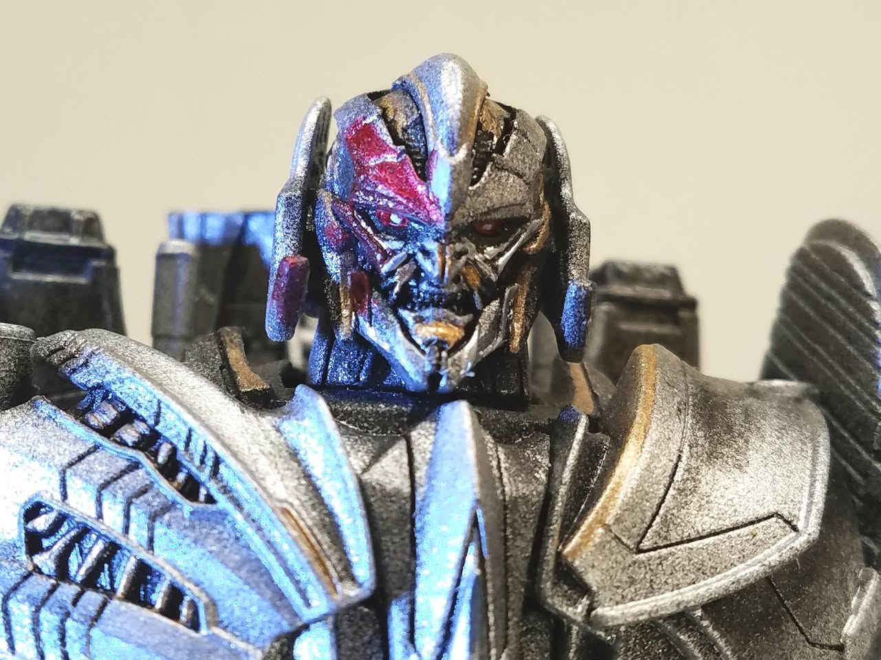 مجسم شخصية ميجاترون من فيلم ترانسفورمرز، وهي نسخة سبائك معدنية (Die-cast) من إنتاج شركة بلاك مامبا (Black Mamba).
الشخصية: ميجاترون (Megatron) من فيلم "Transformers: The Last Knight".
الوظائف: يمكن تحويل المجسم بين هيئة الروبوت وهيئة طائرة مقاتلة.
المميزات: تحتوي على أجزاء معدنية (Die-cast) ومفاصل مرنة، ويبلغ طول الروبوت حوالي 19-20 سم.
المزيد من المعلومات مراسلة الصفحة.
يتوفر خدمة توصيل الى جميع محافظات العراق 🚕


**إذا كنت صاحب هذا الإعلان وتريد حذفه لأي سبب، رجاءا أرسل رسالة إلى الدعم الفني**