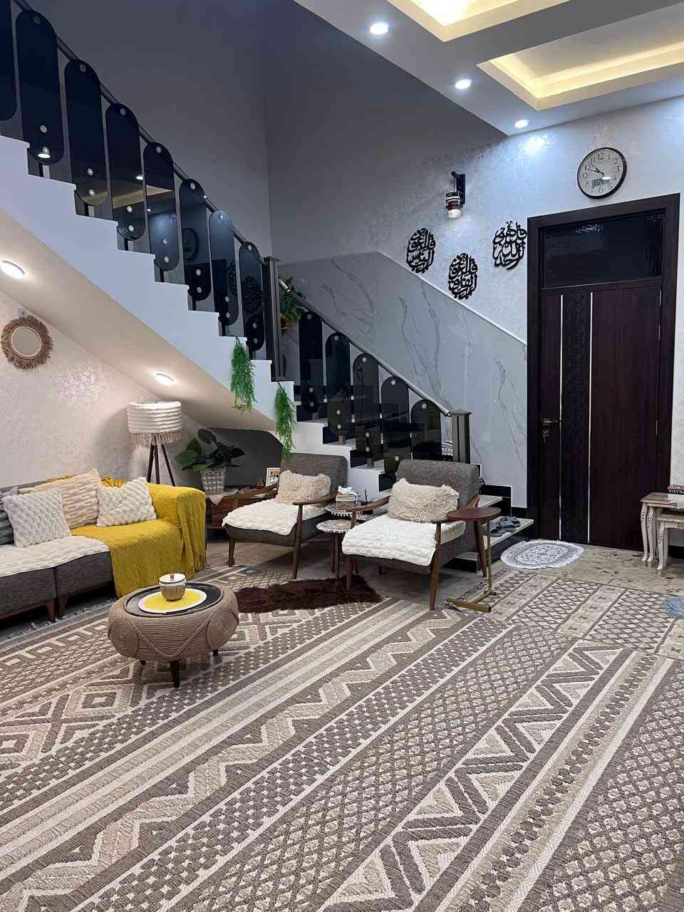 🏠 للبيع – دار سكن في التقيه الأولى

📐 المساحة: 250 متر
🏢 البناء: طابقين – بناء حديث

📍 المواصفات:   📍
• 5 غرف نوم
• ⁠صاله عدد 2
• صحيات عدد 2
• ⁠استقبال
• ⁠مطبخ
• ⁠كراج سيارة 
• تصميم حديث 

📞 📸 للاستفسار مراجعه مكتب ميثم للاستثمار العقاري / الجزائر شارع المطاعم / مقابل مخبز باب الحاره 
او الاتصال على الارقام التاليه
***********
***********
