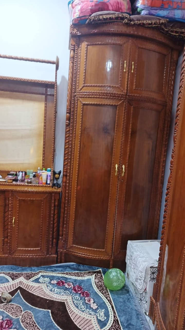 سلام عليكم غرفه للبيع بعدهي جديده عوزهه بس لمرايه مكسوره ***********
