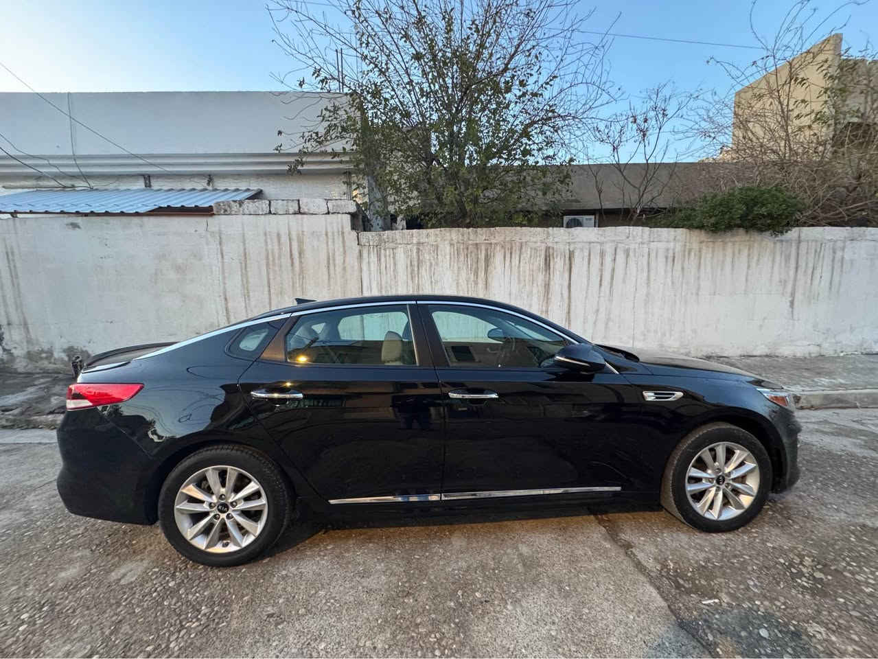 كيا اوبتيما 2016 
رقم دهوك مسطرة 
لون اسود
ماشيه 100 الف ميل
مواصفات S
ضررها بوند صبغ +تعديل بسيط بابين
ايرباك ستيرن مفتوح
محرك مفتوح 
 السعر 128 وبيها مجال
مكانها الموصل 
*********** موصل, نينوى
