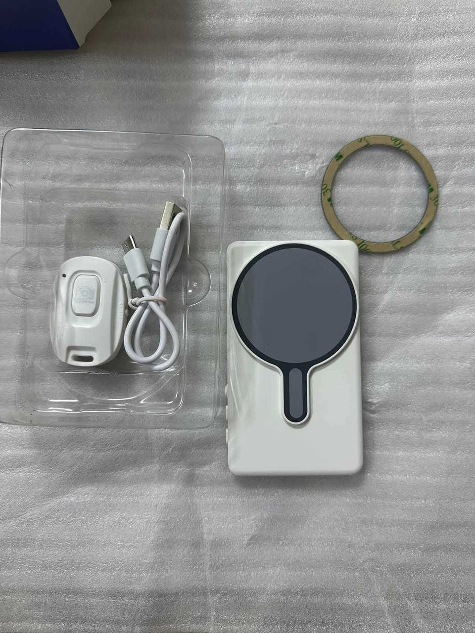 شاشة سيلفي مغناطيسية لاسلكية. 
تسمح لك شاشة السيلفي المغناطيسية هذه بالتقاط صور سيلفي واضحة باستخدام الكاميرا الخلفية لهاتفك.
تتميز بشاشة مقاس 4.02 بوصة.
تتصل لاسلكياً بالهاتف.
تحتوي على بطارية مدمجة بسعة 1800 مللي أمبير في الساعة. سعره ١٠


**إذا كنت صاحب هذا الإعلان وتريد حذفه لأي سبب، رجاءا أرسل رسالة إلى الدعم الفني**