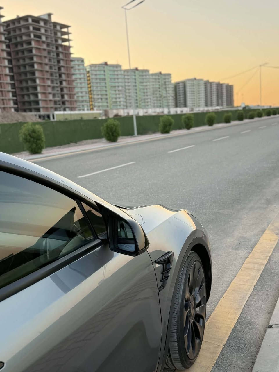 تسلا مودل y رقم كاتي باسمي
موديل 2024 بيرفورمنس 
لون سلفر الجديد 
داخل ابيض 
ويل بيرفورمنس
كاميرات 
رادارات 
ماشية 9000 مايل
سيارة جديدة بمعنى الكلام 
حادثها مبدل بنيد ودعامية مصلحة وشوية كد اصبع بارد بذيل جاملغ 
بدون دواخل سيارة جديدة تبريد بلادي ثلج 
السعر 235 وبيها مجال  تستلم مرقم جاهز ب اسمك 
العنوان بغداد ابي غريب الزيتون 
***********

