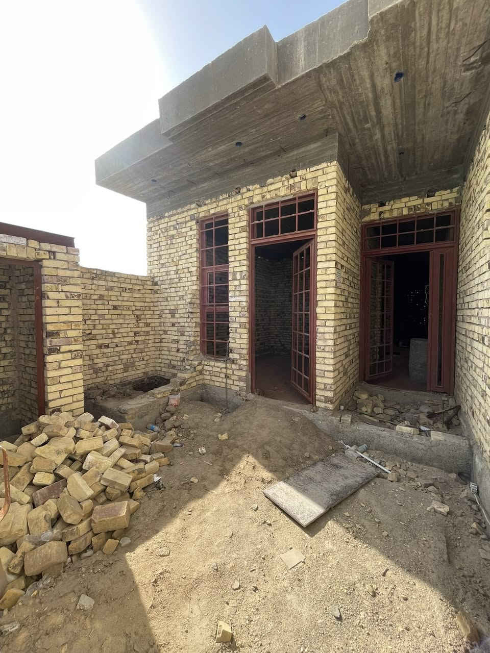 السلام عليكم 
هيكل للبيع مساحه 125 م
كونكريت مسلح بناء درجه أولآ
يحتوي غرفه ومطبخ وصاله واستقبال وصحيات داخليه وخارجيه
مجاري كامله ومفروش سبيس 
العنوان  
عرصات الحاج حيدر هندي 
حولي الخصيمه شارع ابو لمى قرب الجامع 
رابع بيت عن التبليط 

اللاستقسار مراسله الصفحه او واتساب 

‪0 7762924284
