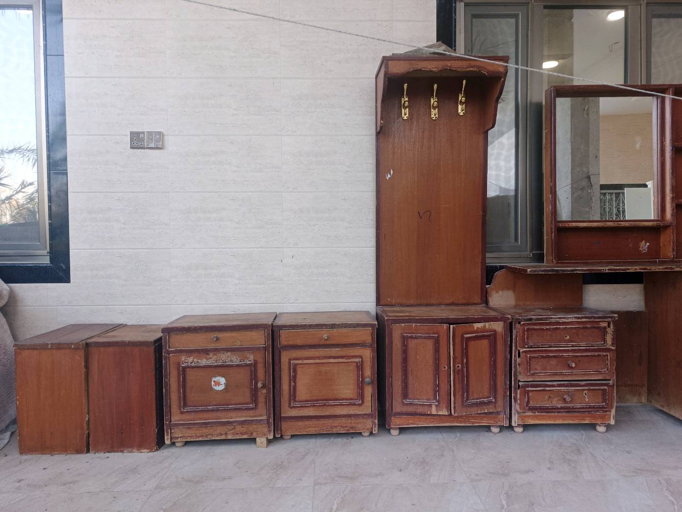 كنتور +غرفة صاج كويتي بدون تختة او جرباية وخشب بلوك ابيض كنتورين و جرابي اثنين و جرباية حديد. العنوان البصرة السيبة