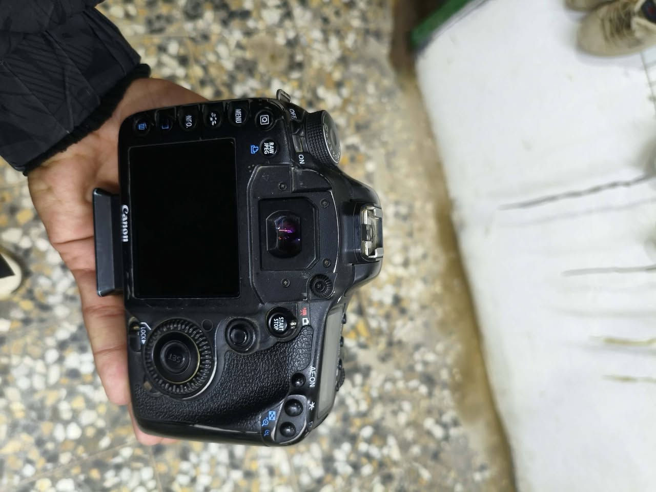 Canon D7 m. i مارك وان
كامره امرتبه دقه فول شترها ماعابر الـــــــ40k 
الاستفسار مراسله خاص او على الرقم الاتي ***********
