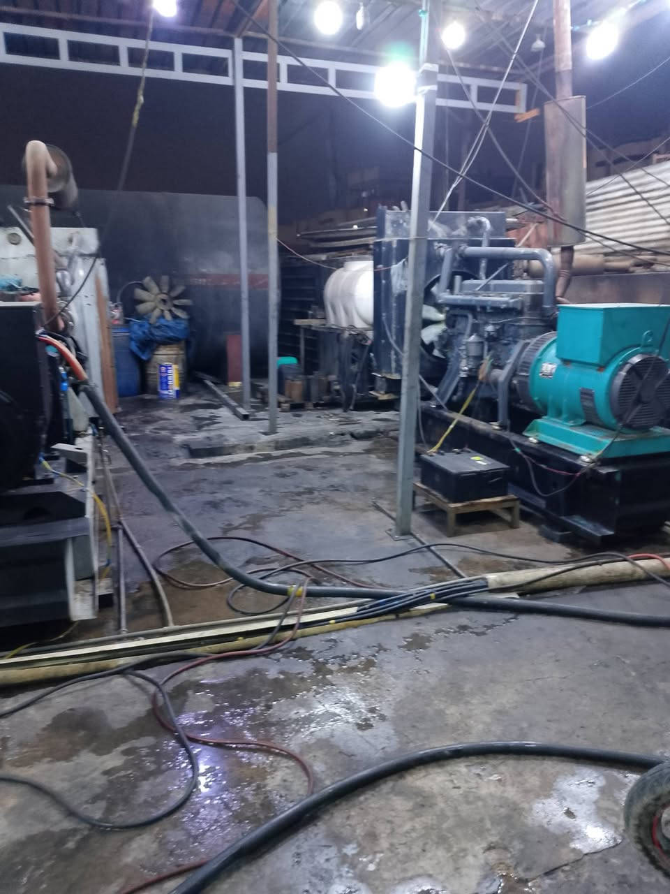 السلام عليكم موقع للبيع في حي القاهرة بي مولدات 4 سكانيا 113 عدد1 و114 عدد2 وبومه 95 وبيهه تانكي 30 ألف وتانكي ابو 4 بيهه2 وتانكي ابو 2 بيهه 2 الحمل 750 بالشته وبالصيف 900 الاستفسار الاتصال على رقم ***********
