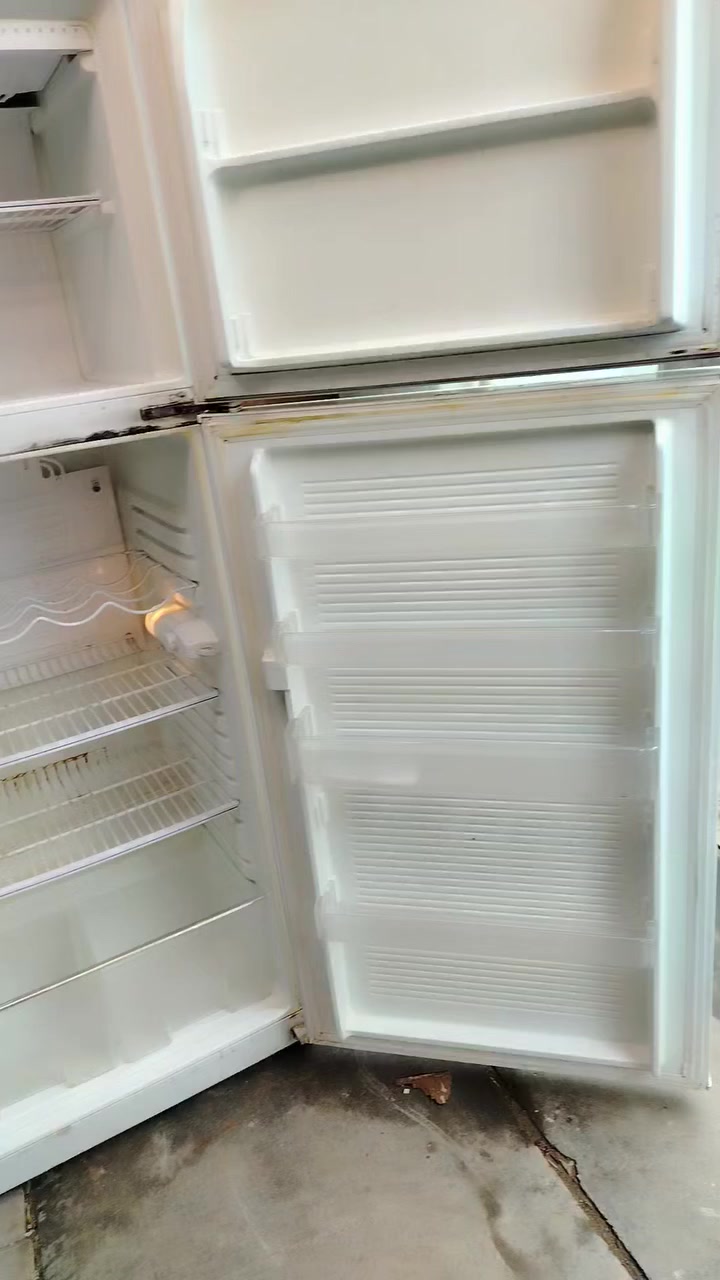 ثلاجه نضيفه مثل ما واضح كدامكم تجميد وتبريد خير من الله سعر مناسب 175شراي اتصل او يتفضل خاص *********** عنواني بغداد الشماعيه حي السفير
