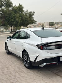 للبيع سوناتا 2024 شكل جديد لون ابيض ‏2.5L حجم محرك فول مواصفات عدى الف...
