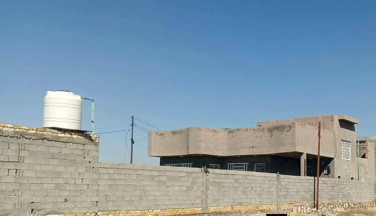 السلام عليكم دار للبيع
مساحه البيت 525 
يحتوي على غرفتين نوم 5/6 يحتوي على هول 10/4 يحتوي على استقبال 4/6 ومطبخ 5/5 صحيات داخليه وخارجيه حديقه وكراج سياره ويحتوي مع البيت قطعه ارض مساحه 1500 يباع البيت مع القطعه أو بدون العنوان بابل حله ورديه داخل قرب الناضم  للاستفسار ***********
