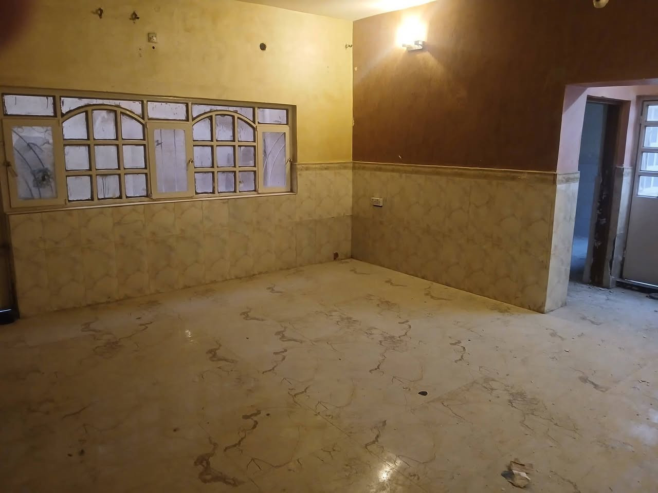 للايجار ...🏦
دار سكن طابو صرف ...
التقية ٢ ...
بداية شارع المركز الصحي ...
على ساحة ...
مقابل ملعب ابو عبيدة ... 
المساحة ٢٥٠م٢ ...
🫒 غرفتين نوم
🫒صالة كبيرة
🫒استقبال كبير
🫒مدخل
🫒مطبخ
🫒٢ صحيات
كراج كبير 🚗
،،،،،،،،،،،،،،،،،،،،،،،،،،،،،
البيت نظيف وبدون نواقص 
،،،،،،،،،،،،،،للاستعلام
📞 ***********
📲📲 علي الجبوري / ابو مهيمن
