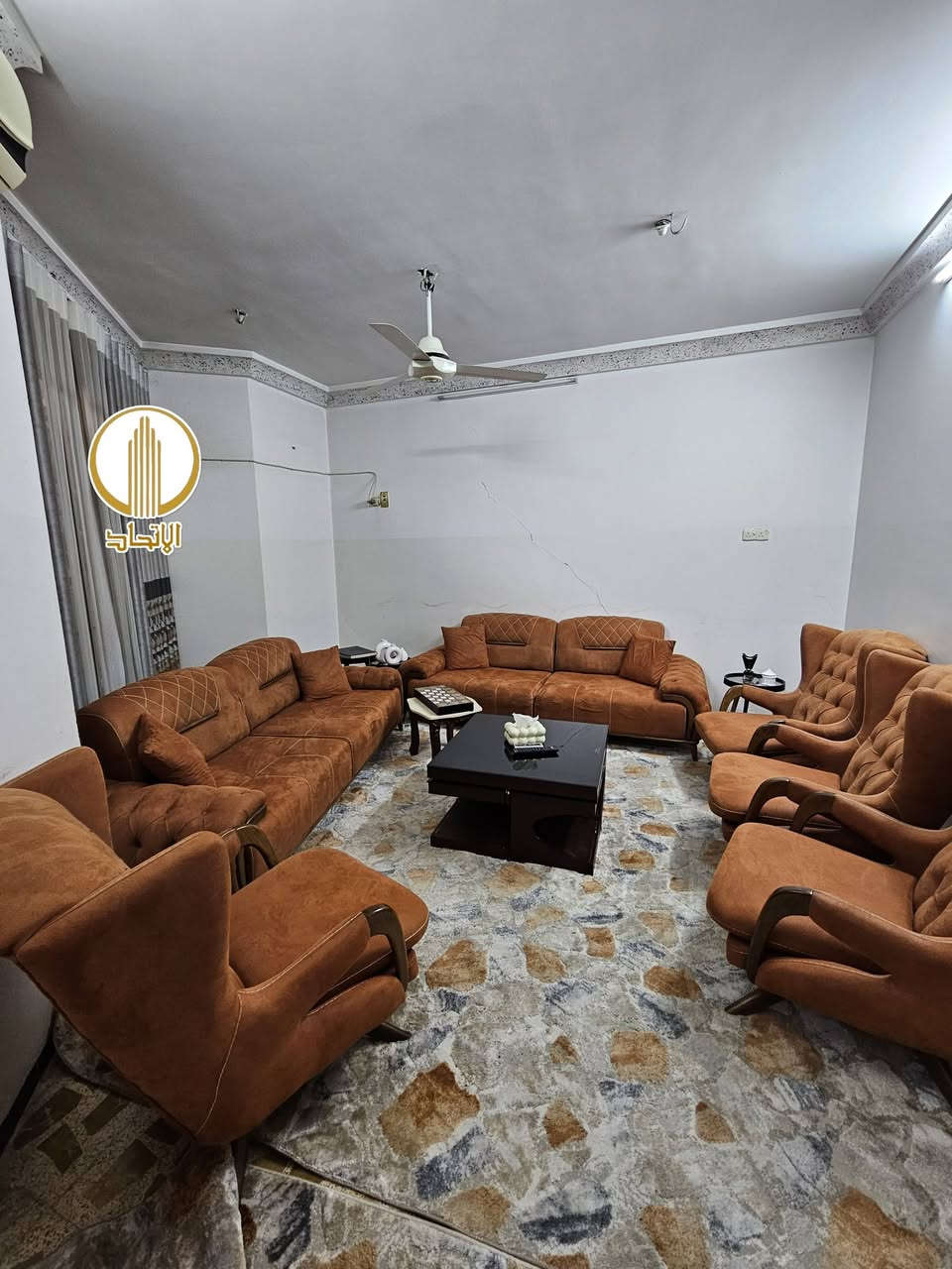 #مكتب_الاتحاد_للعقار 
 🏛⭐️دار للبيع او المعارضة ⭐️حي الصديق الثانية ⭐️🏛
⬅️️ مساحـة 200متر بحساب الارض 

⬅️️الواجهة 10متر

⬅️ الإتجاه قبلة 

⬅️شارع تبليط ١٢متر

⬅️طابقين ٤غرف 

⬅️الطابق الأرضي غرفتين نوم هول صحيات مطبخ مناور كراج إستقبال 

⬅️الطابق الثاني غرفتين نوم صحيات هول بيتونة

⬅️ تحويل مباشر او قرار التمليك 

⬅️٢٣٥مليون قابل للتفاوض 

تفاصيل اكثر يرجى مراجعة المكتب
_____________________________ 
         مكتب الاتحـــاد للعقار 
الفرع الاول : شارع المصارف الرئيسي 
الفرع الثاني: الصديق بداية سايدين البحرين 
           *********** 
                      🏛
           ***********
