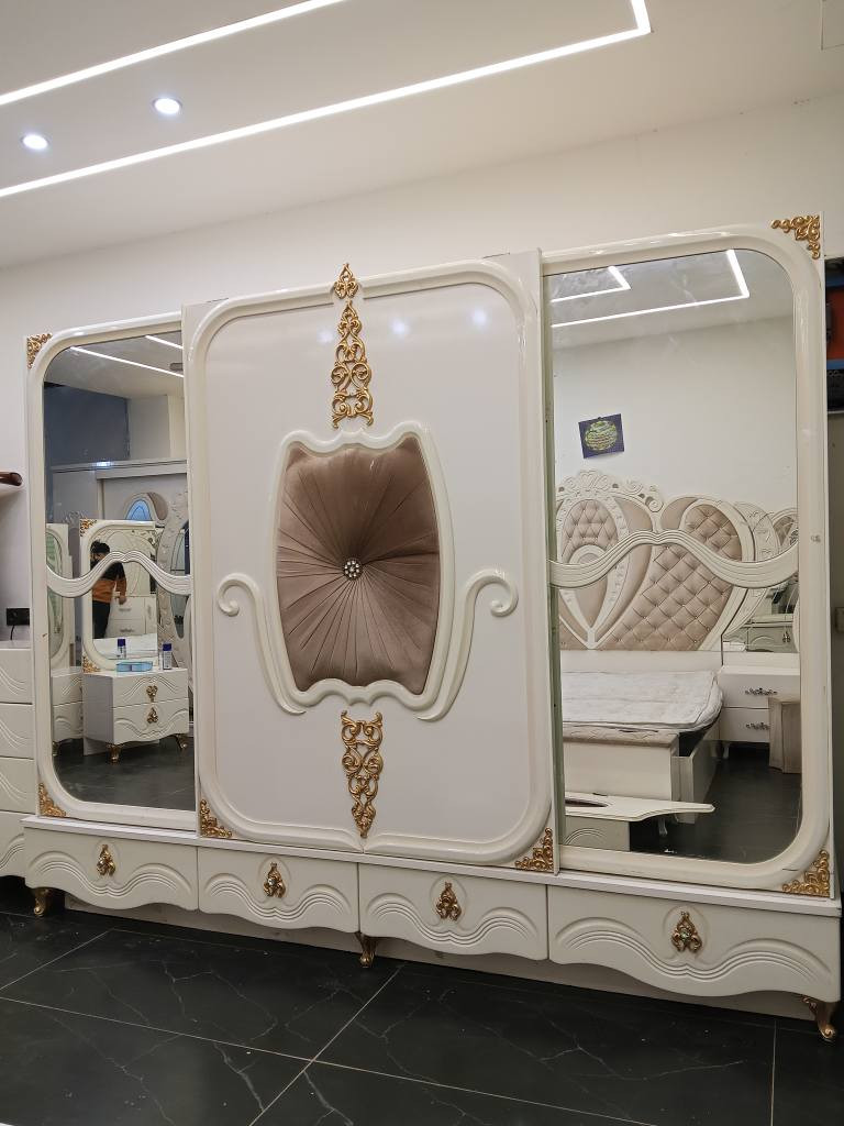 غرفه النوم ملكيه للبيع اخو جديد شرط النظافه 100% غرفه كامل حلوه خشبه درجه اولى 9 قطع سعرها رقم اي استفسار يراسل صفحه او يخابر على رقم *********** مكان كركوك كركوك, العراق
