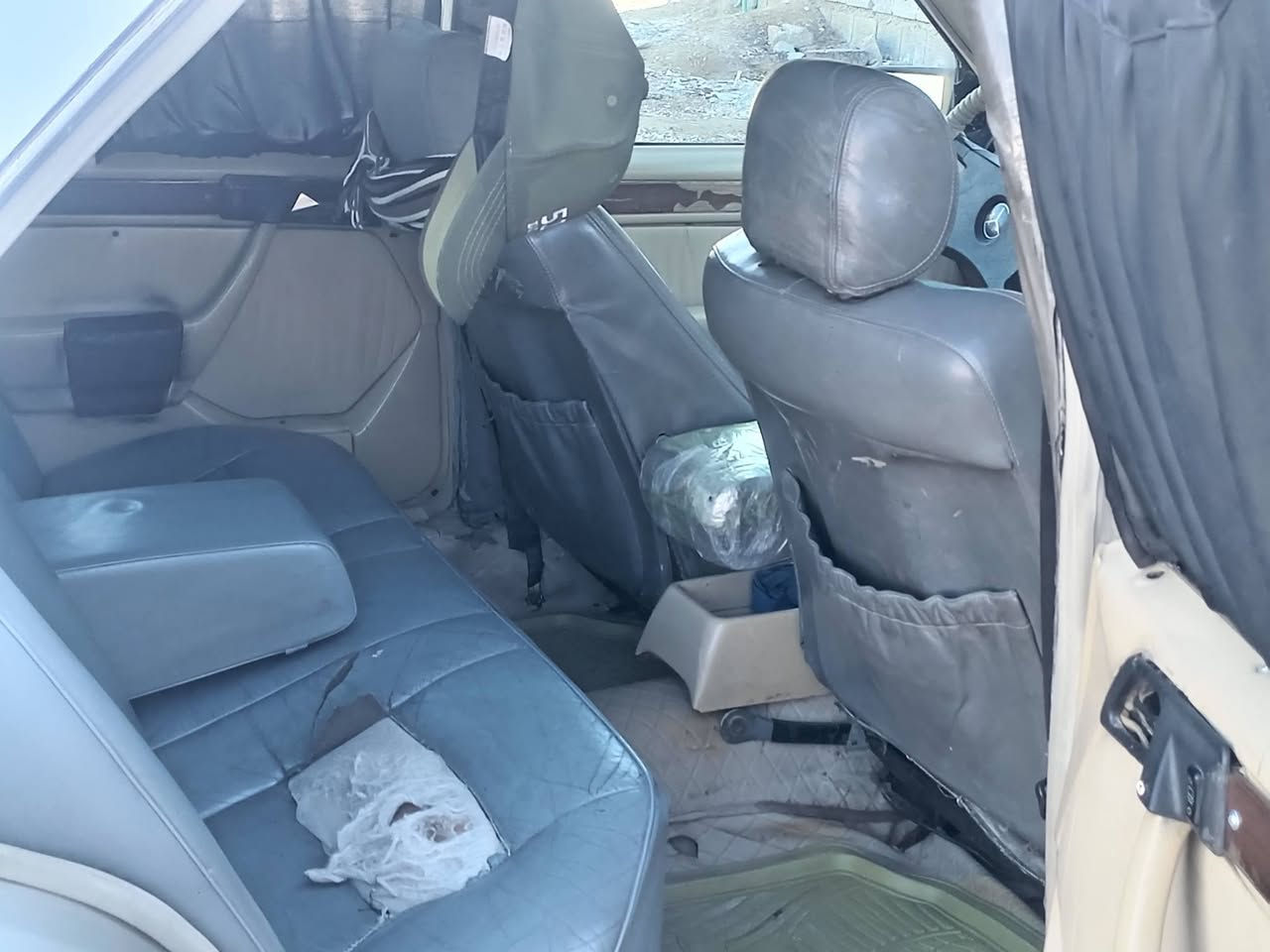 سلام عليكم   سيارة مارسدس دب رقم بغداد موديل 87    محرك بطه    سيارة  حلوه سعر 40 وبيه مجال  مكان السيارة  ديالى جلولاء    رقم الهاتف  ***********
