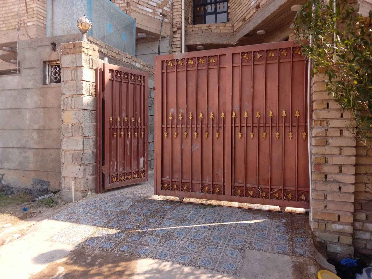 موجود بيت طابقين مساحة البيت ١٥٠متر بناء حديث طابوك يتكون بيت ٣غرف نوم صاله دوانيه صحيات عدد٢ منطقه البجويله مقابل واطئة الكلفه سعر ٨٥بي مجال شراي يجي خاص او يتصل ع رقمي *********** شارع تبليط
