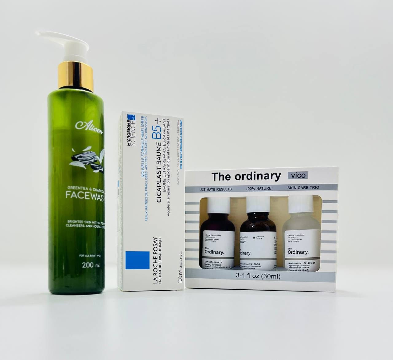 ⁨ روتين للبشرة الدهنية 🫶🏻💗✨
🫧غسول أليسن (بالشاي الأخضر والفحم) ينظف المسام بعمق ويتحكم بالدهون. (يومي صباحاً ومساءً).
🫧سيكابلاست باوم B5+ (لاروش بوزيه) مرطب مرمم ومهدئ للبشرة المتهيجة والجافة. (يومي عند الحاجة).
🫧سيروم الكافيين (ذا اورديناري) يعالج الهالات والانتفاخات تحت العين. (قطرة بسيطة يومياً).
🫧سيروم النياسيناميد (ذا اورديناري) يصغر المسام ويوازن إفراز الدهون. (يومي قبل المرطب).
🫧 مقشر الأحماض الأحمر (ذا اورديناري)  تقشير عميق للبشرة. (مرة واحدة أسبوعياً ليلاً لمدة 10 دقائق فقط، ثم يُشطف بالماء).

توجد توصيل لجميع المحافظات العراق 🇮🇶🚚🚕للحجز والاستفسار يرجى التواصل عبر الخاص 📩💌توجد لدينا عروض خاصة وخصومات وهدايا 🎁😍⁩


**إذا كنت صاحب هذا الإعلان وتريد حذفه لأي سبب، رجاءا أرسل رسالة إلى الدعم الفني**