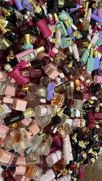 عطور تواليت • زجاجة مخدوشة • غطاء مخدوش