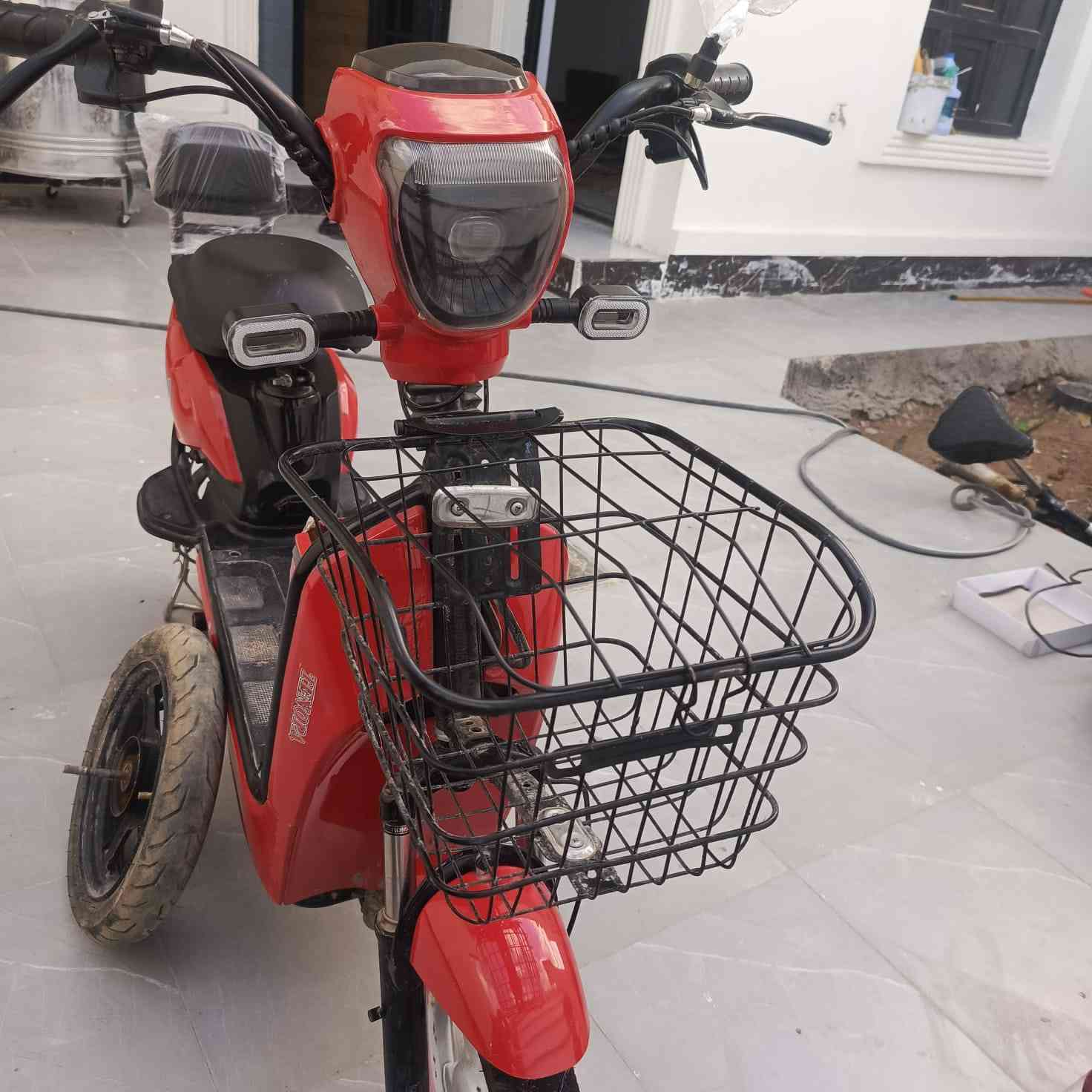 دراجة شحن  نضيفة كلش
نضافة 90بلمية 
كهربائيات كلهة جاهزة وشغالة 
بطاريات عل فحص جدد
شاحنة جديدة 
تايرات زوج جدد ويل وتاير وشفت سبير امامي 
سعر 240وبية مجال بسيط
***********
مكان رمادي
