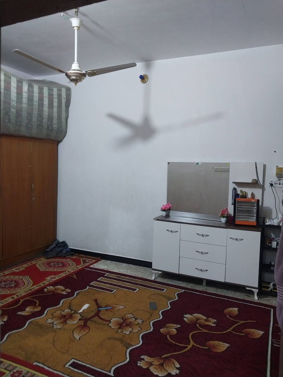 سلام عليكم بيت البيع أو مراوس
البيت مساحه 100 متر مربع السعر 33 وبي مجال 
البيت بحي صدر الثالث والبيت عالي عن الشارع 
البيت بي غرفه وصاله ومطبخ وستقبال وحمامين 
***********
***********
