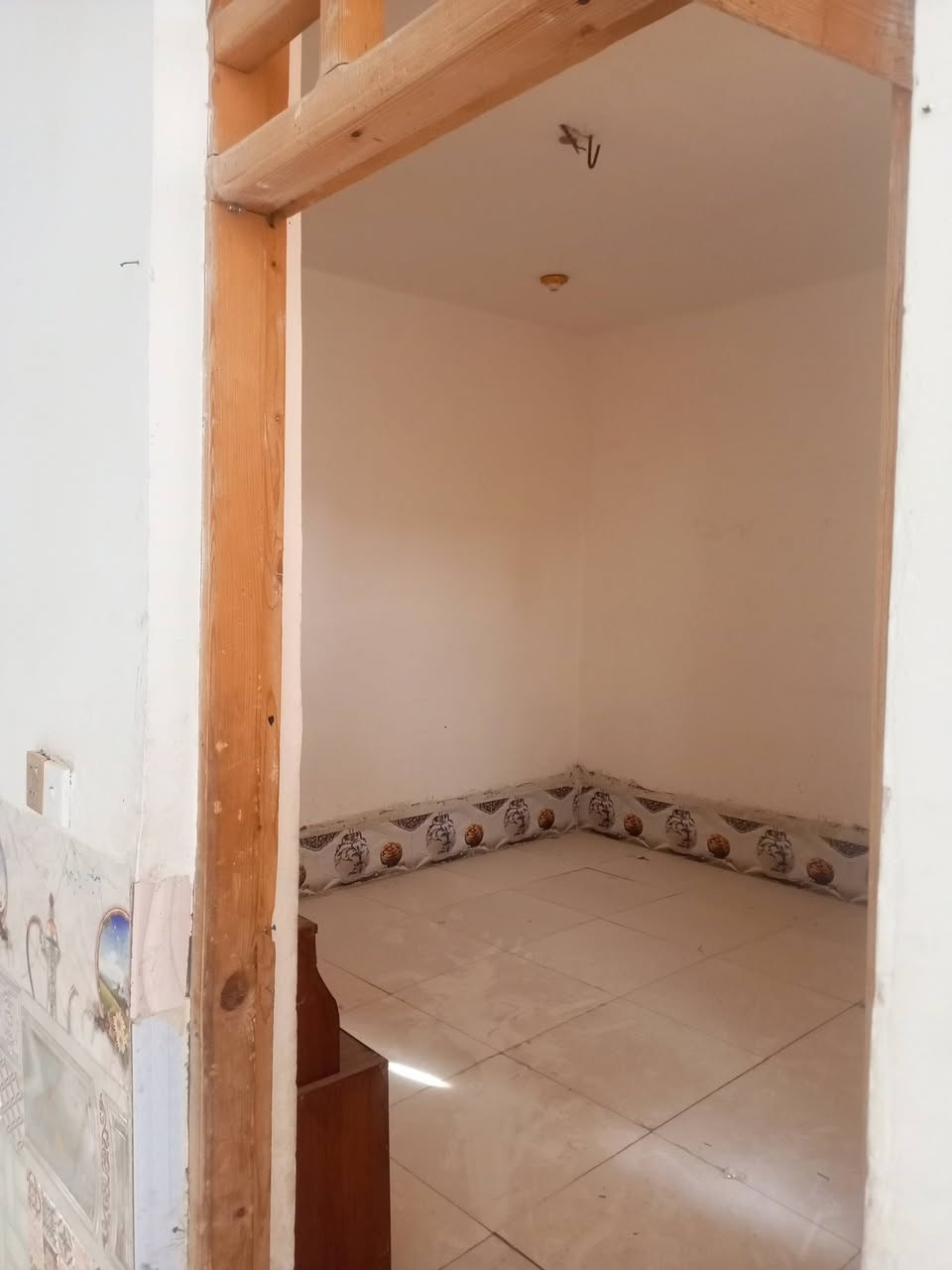 دار للبيع مساحة 100متربنا بلوك سكف صب مسلح خلف جامعت افريحه يحتوي على ستقبال صالة غرفة نوم واحدة 

مطبخ وصحيات قريب علا حولي أبو مهدي المهندس سعر25 رقم ***********
