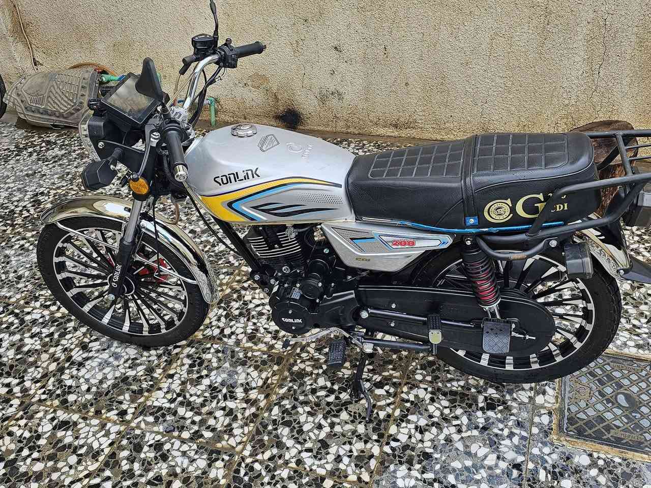 السلام عليكم سونك 2025 خمسة كير محرك 200 ماشية 3 الاف ما صار الهة هواي من نازلة اوراق كاملة بصمة تشغيل عن بعد دراجة جديدة ما بيهة نقص نضافتهة كدامكم مكاني بغداد الحسينية رقم ***********
