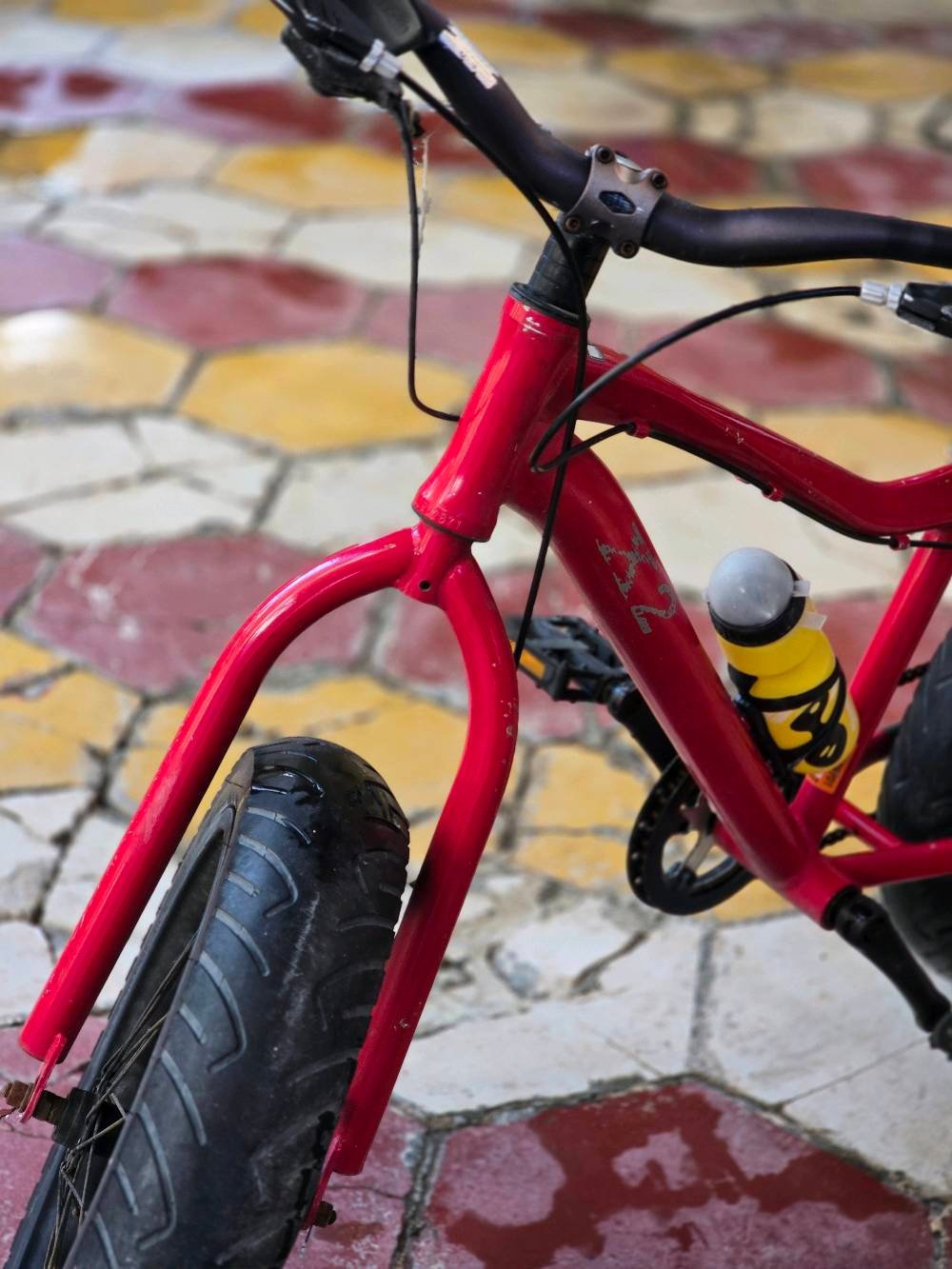 سلام عليكم بايسكل للبيع ماركه k2 مكاني كربلاء رقمي *********** / المواصفات مالته تعتبر K2 ماركة معروفة عالمياً، ولديها تاريخ طويل في تصنيع الدراجات الهوائية ومعدات الرياضة الأخرى.هذا البايسكل هو من نوع Fat Tire Bike (بايسكل التواير العريضة)، ويحمل علامةk2 + بيه مشاكل بيسطه مثل يرادله نفخ تايرات وكم شغله بسيطه سعره بل موقع اكثر من 250$ للاستفسار اتصال او مراسله 