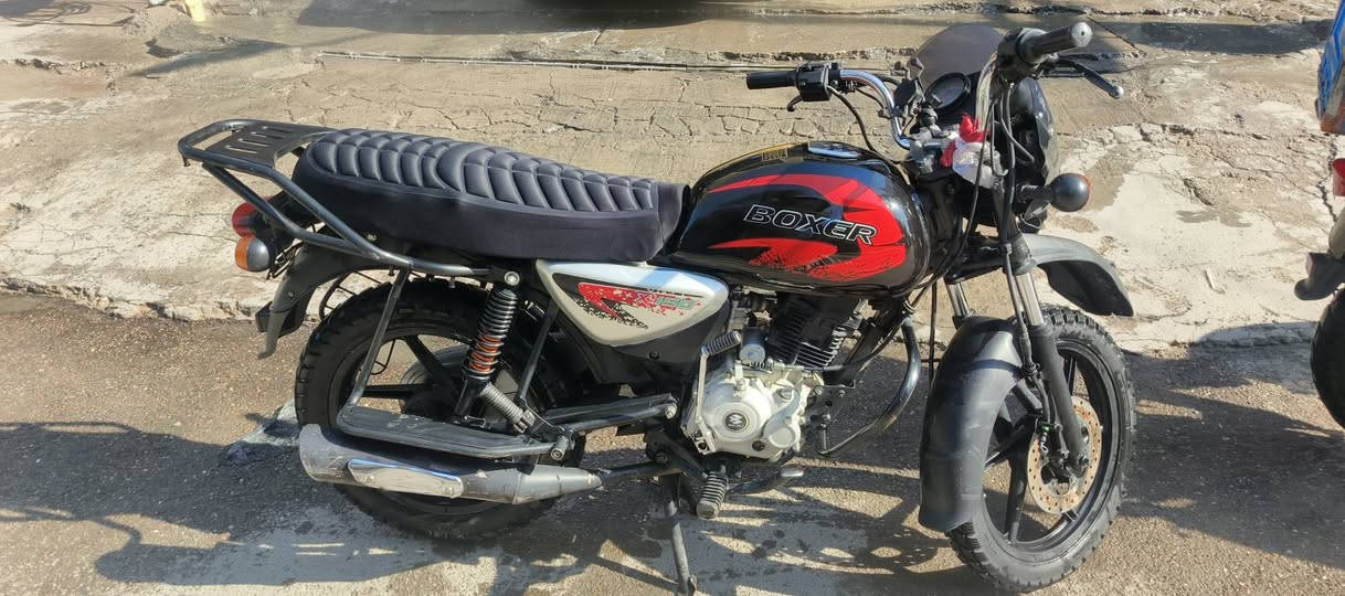 سلام عليكم دراجه بوكسر للبيع اوراق سكنر (استنساخ) موديل23  مكفوله من السرقه دراجه خير من الله ما ناقصه اهواي واني مستعجل ع البيع سعرهه 900 وبيهه مجال قليل مكاني بغداد المنصور 
للاستفسار *********** اتصال او وتساب
