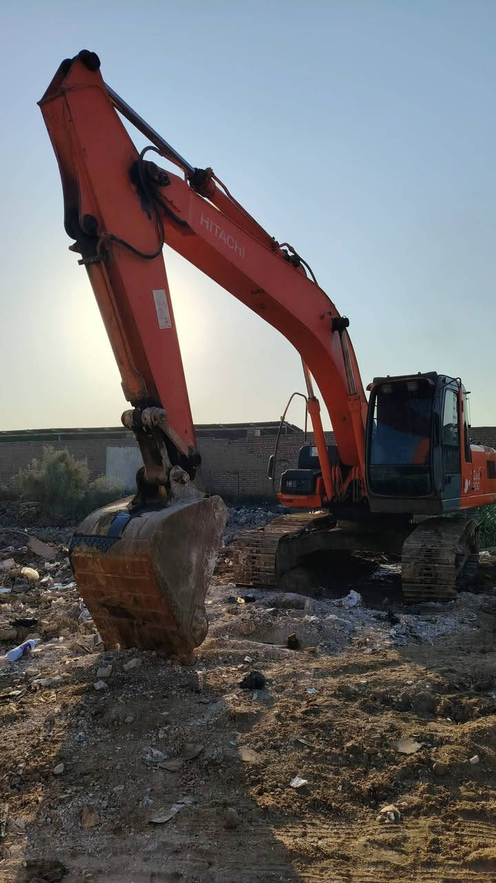 سلام عليكم حفاره زات موديل 2003نظيفه جاهزه الشغال قطرات صبغ مابيه ***********
