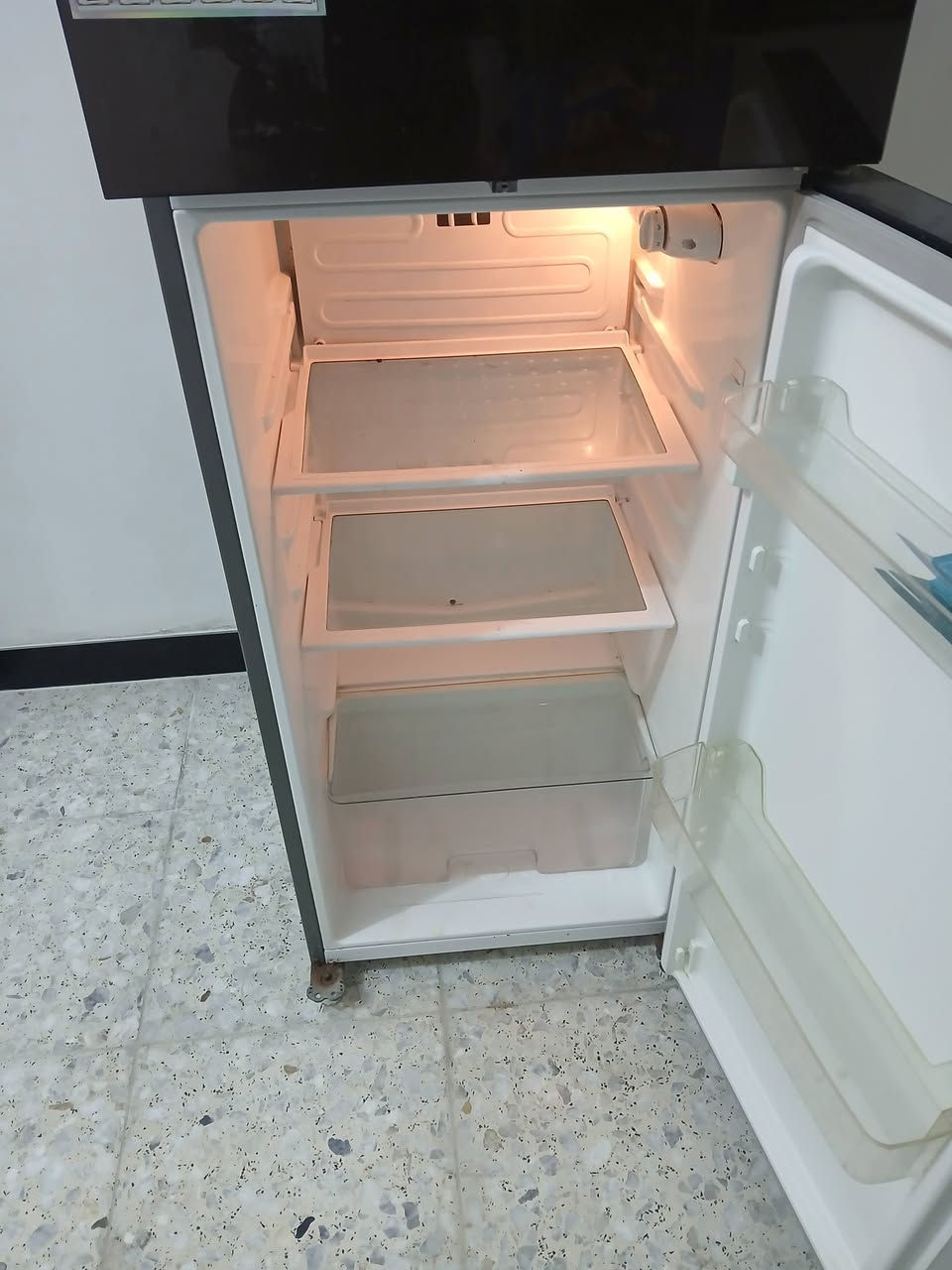 ثلاجة الحافظ حجمها ١٠ قدم شغالة سعرها ١٤٠ الف عنوان مدينة الصدر أولى موبايل ***********
