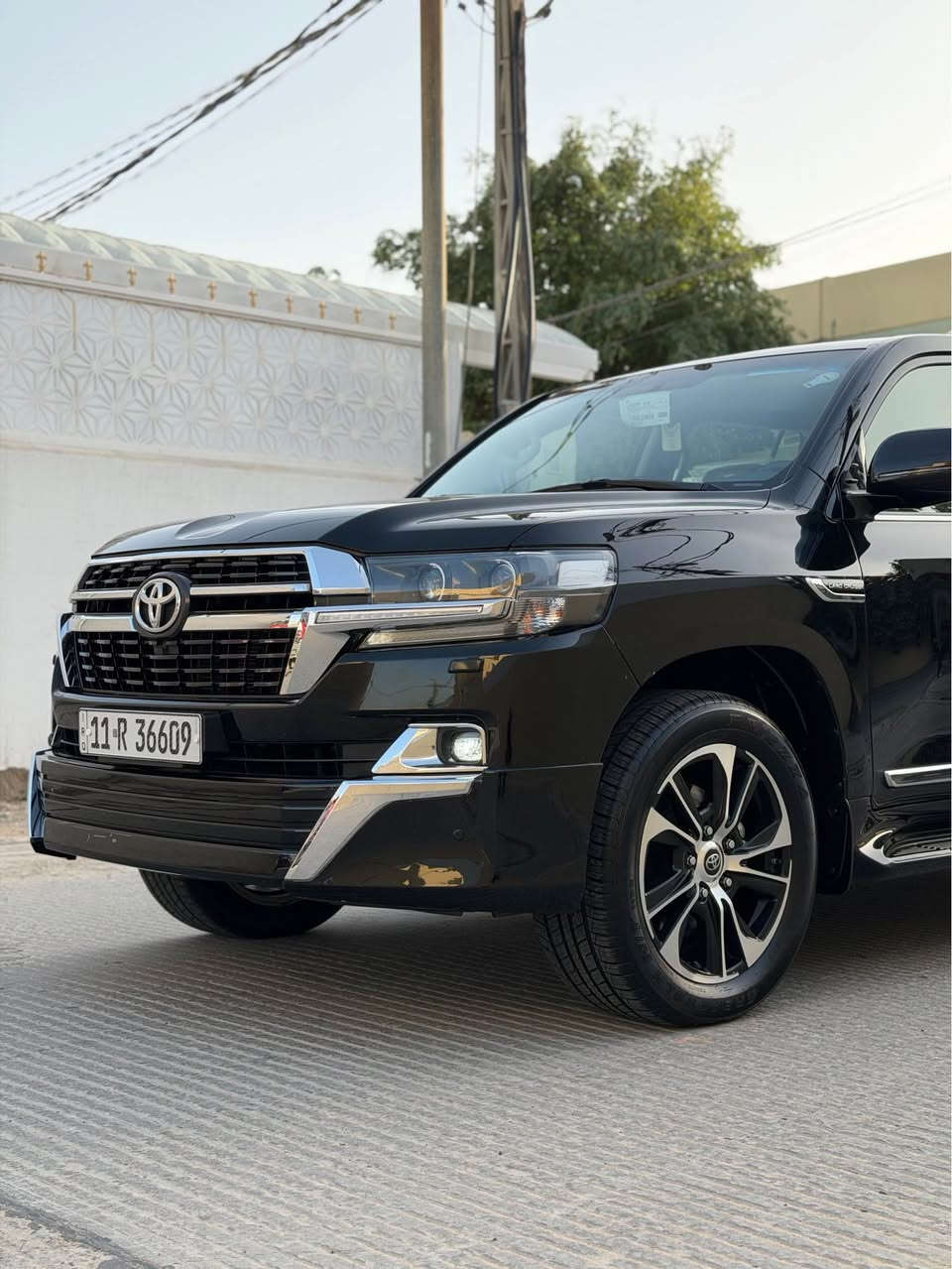 🚘 للبيع – Toyota Land Cruiser بريم موديل 2021
🔹 ممشى 135 ألف كم
🔹 كفالة موجودة
🔹 دبل ثقيل وخفيف
🔹 محرك قوي واعتمادي

✨ المواصفات:
▪️ جلد فاخر (تدفئة + تبريد)
▪️ مقاعد كهرباء + ذاكرة
▪️ شاشة 
▪️ كامرات 360
▪️ حساسات أمامي وخلفي
▪️ فتحة سقف
▪️ تشغيل بصمة
▪️ ثلاجة أمامية
▪️مغلفه PPF

السيارة نظيفة جداً واستعمال راقي
الفحص مفتوح للجادين ✔️

📍 المكان: النجف
📞 ***********

السعر مناسب والبيع للجاد فقط 🔥
اللي يريد سيارة جاهزة بدون صرف يتفضل يتواصل ✨ النجف, العراق
