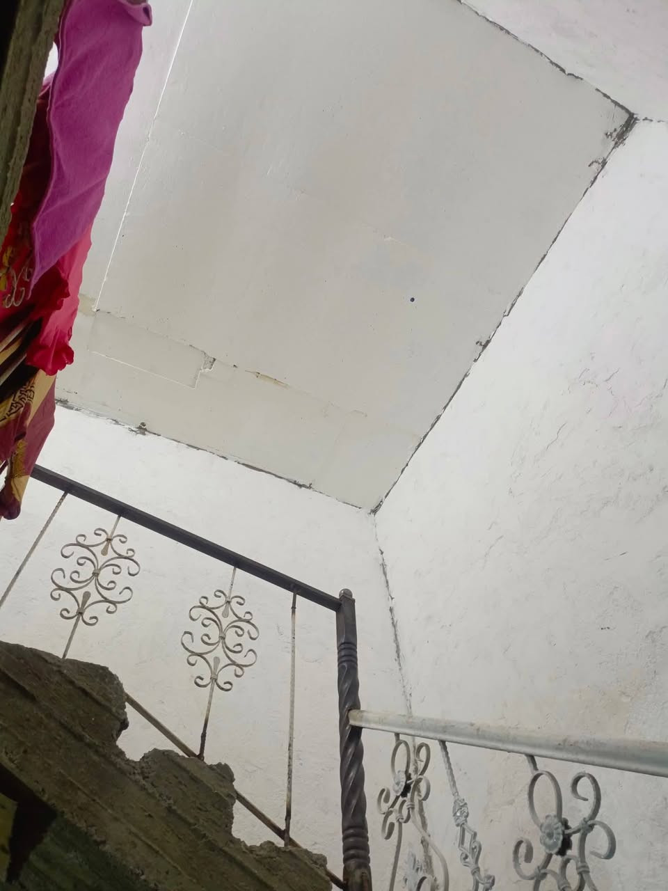 دار لبيع حي البساتين جامع المرتضه/مساحته 140, متر قاطين مسلح فقط لبخ سكف المطبخ والواجه البيت عالي عن شارع رفت مالته تقريبا متر عن شارع خطوتين عن تبليط السعر 80 وبي مجال الشراي ***********
