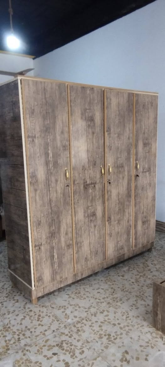 غرفة شبابية 6 قطع  الكنتور 4 ابواب مع سريرين 
للاستفسار ***********
