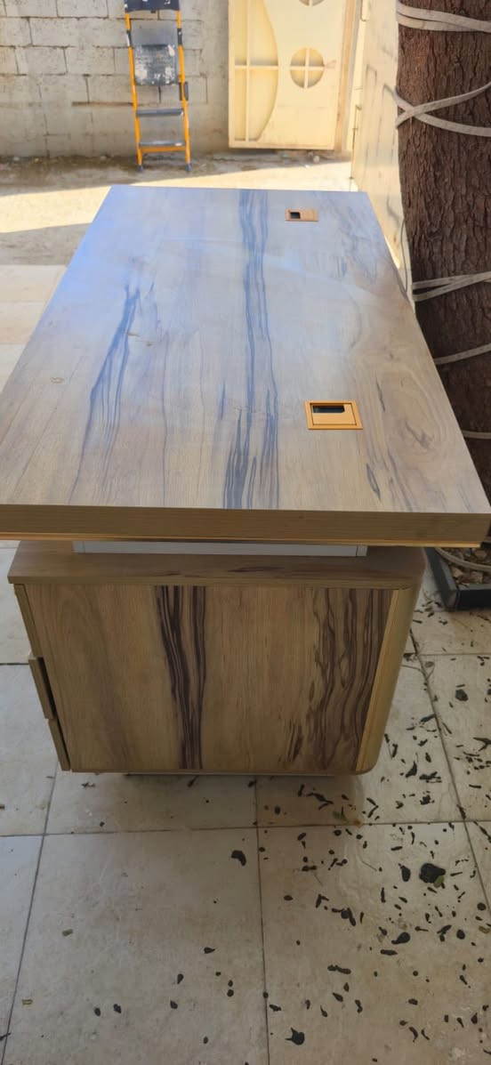 ميز مكتبي 
تقريبا جديد استخدام بسيط اقل الشهر 
عرضه 140 سم الخشب الثقيل 
سعرة 150 الف 
*********** بغداد
