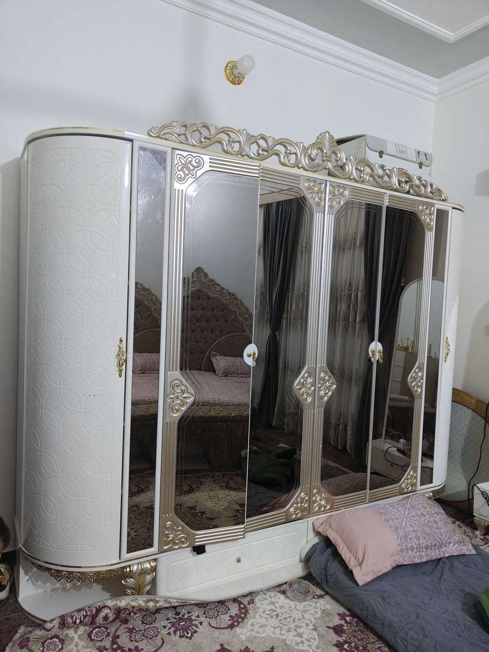 غرفة نوم ايطالي درجه اولى استعمله قليل 9قطع للاستفسار ***********
