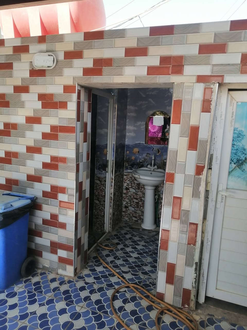 السلام عليكم بيا الزراعي للبيع سند 25 باسمي داور ثاني يوم مساحه البيت 280 متر يحتوين من بناء غرفتي النوم صاله ومطبخ وحمام وبراني صحيات خارجيه وداخليه حديقه جاهز وممر مسقوف سندويش بناء البيت اساس بدله صب ومطعم بلوك وطابوق يبعد عن الشارع العام 150 متر قرب البلديه مال الشافعيه الاتصال على الرقم ما اتواجد على الفيس***********
