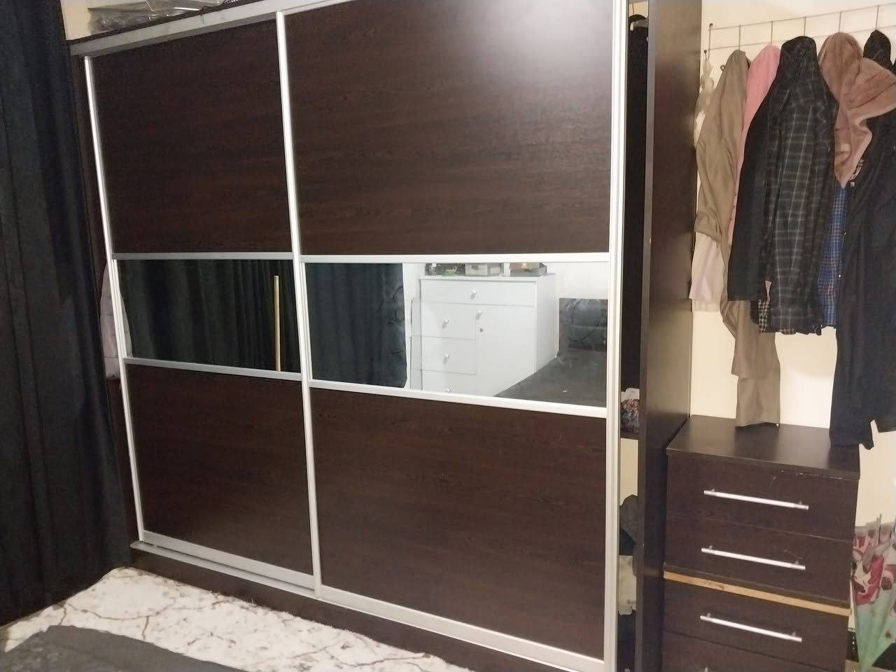 غرفة نوم نفرين تركي نظيف جدا مع دوشك بدون ميز تواليت هي و فتح و تركيب و النقل على ٢٥٠ الف  مكان السليمانية 
_________
ژوری نوسته ن ۲ نه فه ری  تورکی له گه ل دوشه ک به بی میزی توالیت ب که رده نه و به سته ن و گه یا نده ن ۲٥٠ هه زار شوين سليمانى 
***********
