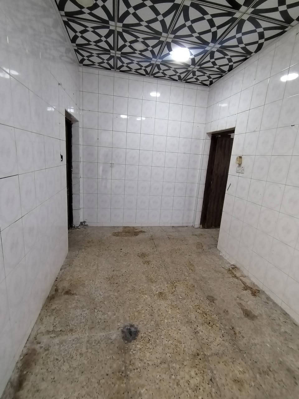 دار للايجار في حي الغري مساحه ١٠٠متر طابق ونص غرفتين صالتين استقبال مطبخ تخاريج نظيف 
مكتب الرحمن للعقار *********** احمد الكعبي
