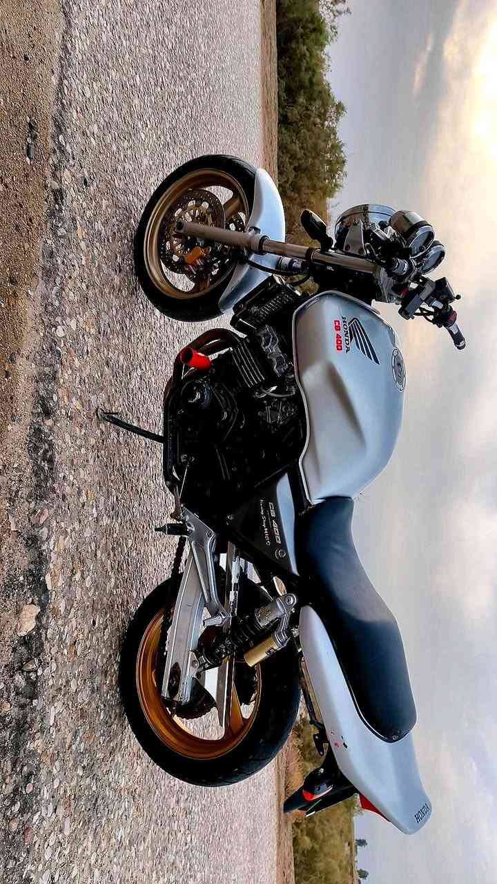 السلام عليكم بطح سيبي 400 جيل اول دراجه نضيفه حيل وما ناقصهه برقي شغاله بكل وقت اوراق كامله كمرك مدفوع كهربائيات شغاله مكينه كلش حلوه لٱ صوت ولا نضيح مكاني الناصرية قضاء الاصلاح سعر مليون و 500 وبيهه مجال

***********
