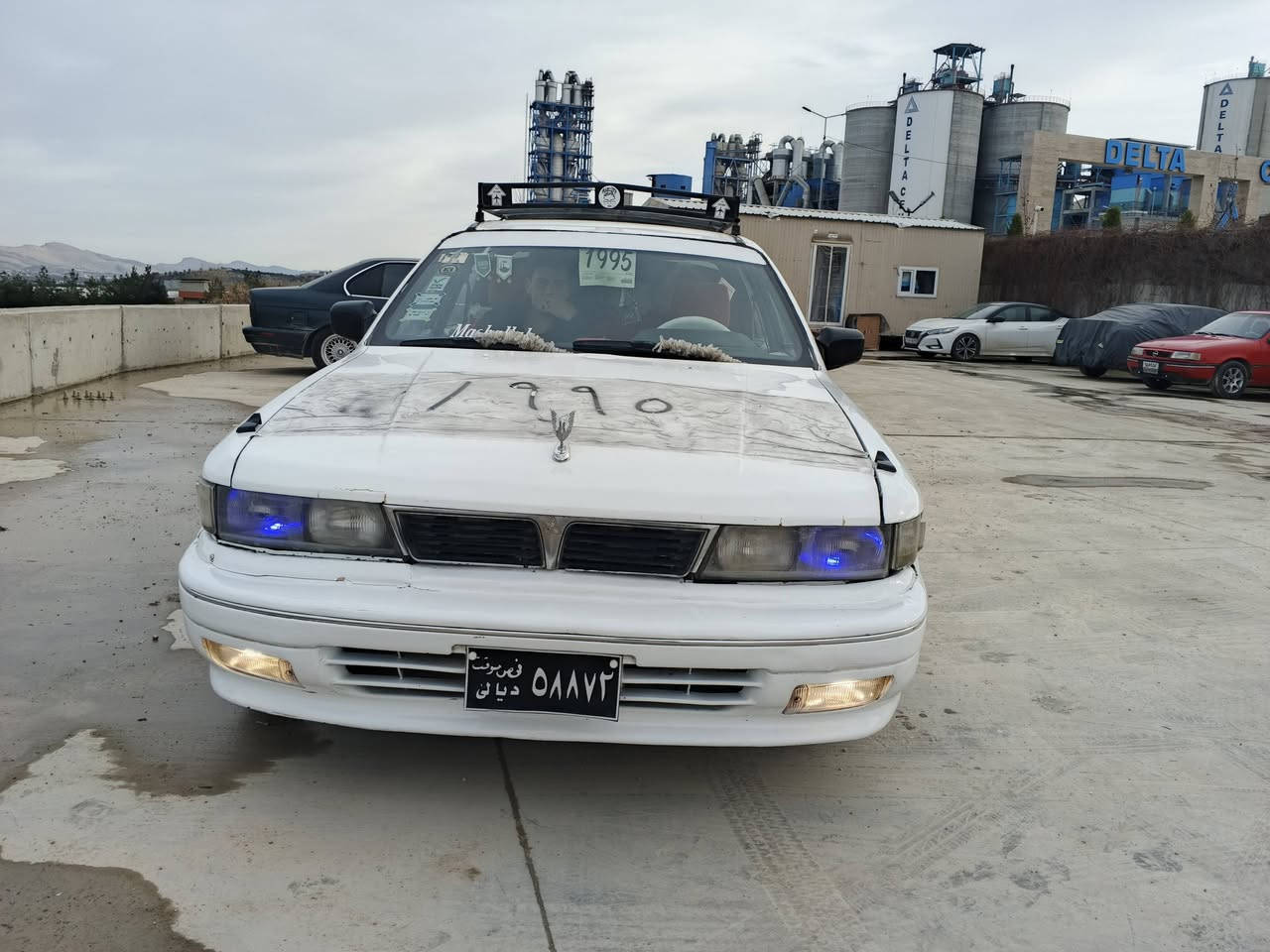 گڵاند مەکینە 63

مۆدێل 1995

لێدراوی هیچ نیە
 
گێڕو مەکینەی بە شەرت

کارەبای و فلچە و تەبریدی گەرم بەشەرت

سەنەویەیە وەکالەی عامی بۆ کراوە

سەیارەکە زۆر پاک و بێ کێشەیە 

بۆ پەیوندی کردن 

***********
