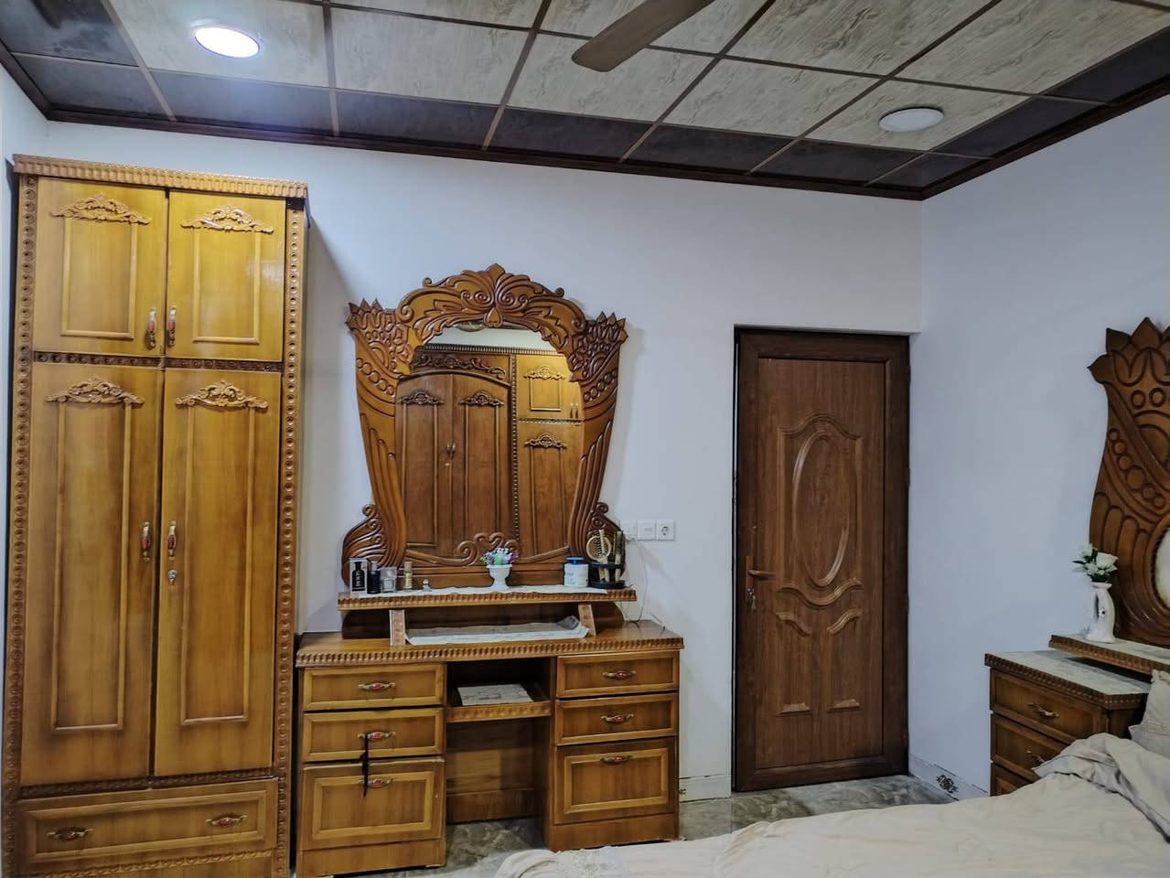 غرفة. نوم للبيع  غنصور ملحق 6 أبواب خشب 5 ملم السعر 850 وبيها مجال للتواصل ***********
