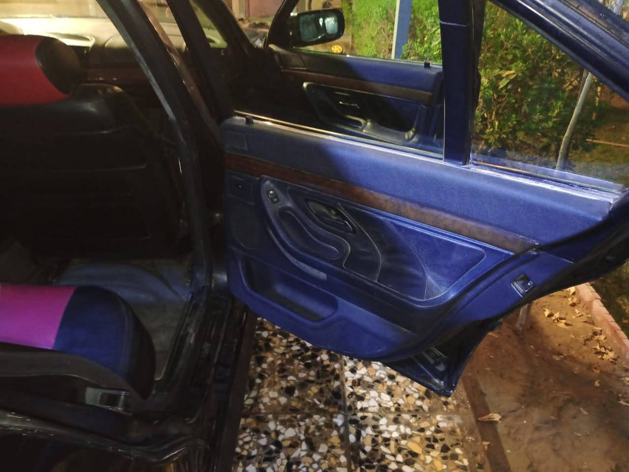 من رخصة الأدمن المحترم خفاش  كير ومحرك 8سلندر ،،كله شغاله السايد روف جديد جام  ،،،،شادله محرك 3000 جديد مال حاويه يعني 730 وسنويه هم مكتوب 730 خفاش نقصه تبريد كمبريسر موجود بي ظمان عله الشد بيه منظومه غاز بس بيه نقص ،،،،،كراسي كهرباء شغاله،،،، تخم تاير جديد قبل 20 يوم شادهن،،،برده خلفيه شغاله السعر 75 ،،،،،موديل 1994 بغداد السيارة بسمي رقم الهاتف ***********
