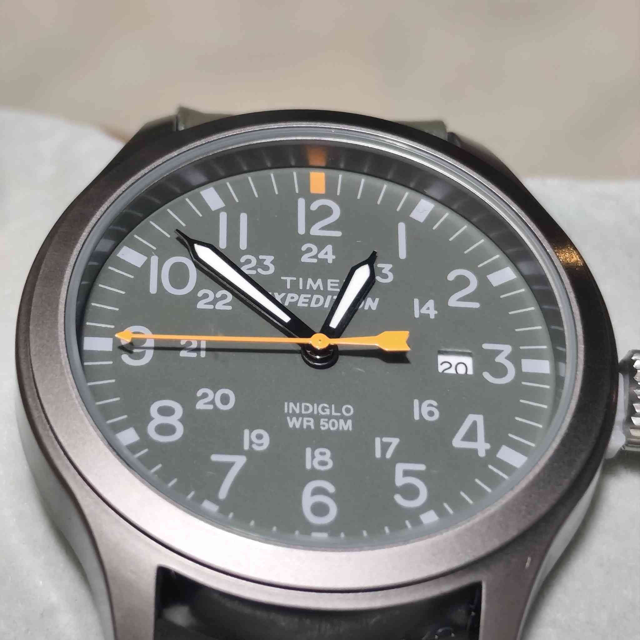 تايمكس إكسبيديشن سكاوت (Timex Expedition Scout)،
جديدة لوك مع مرفقاتها
 ساعة عسكرية التصميم تُركز على العملية والمتانة للمغامرات الخارجية. 
المواصفات الأساسية
الإضاءة: مزودة بتقنية Indiglo للإضاءة الخلفية، وهي ميزة حصرية من تايمكس تتيح رؤية الوقت بوضوح في الظلام عند الضغط على التاج.
المينا والعقارب: تحتوي على أرقام عربية كاملة بتنسيق 12/24 ساعة، مع نافذة لعرض التاريخ عند موضع الساعة 3.
الهيكل والقياس: قطر الهيكل يبلغ 40 ملم، وهو مصنوع من النحاس بلون رمادي (مات) مع كريستال زجاجي معدني.
مقاومة الماء: الساعة مقاومة للماء حتى عمق 50 متراً (WR 50M)، مما يجعلها مناسبة للسباحة الترفيهية ولكن ليس للغوص.
الحركة: تعمل بحركة كوارتز تناظرية دقيقة. 
السعر 110
متوفر توصيل لكل العراق 🇮🇶


**إذا كنت صاحب هذا الإعلان وتريد حذفه لأي سبب، رجاءا أرسل رسالة إلى الدعم الفني**