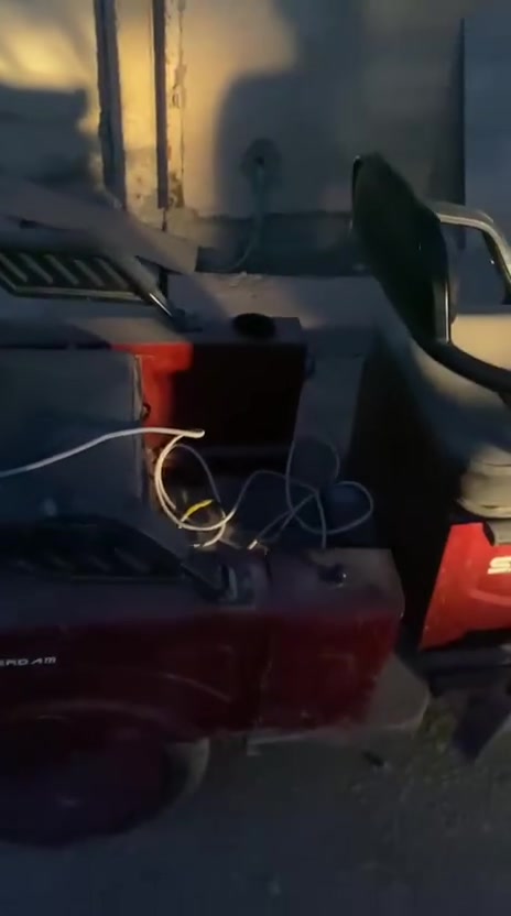 سلام عليكم عندي هاي دراجه شحن بعدهي جديده وبظارياته لك بس شتغلت شهر واحد ونتركت مشكلته بس البريك مجلب فه متمشي
سعر550
مكاني كربلاء بوبيات
رقم
***********
الشراي يتصل
