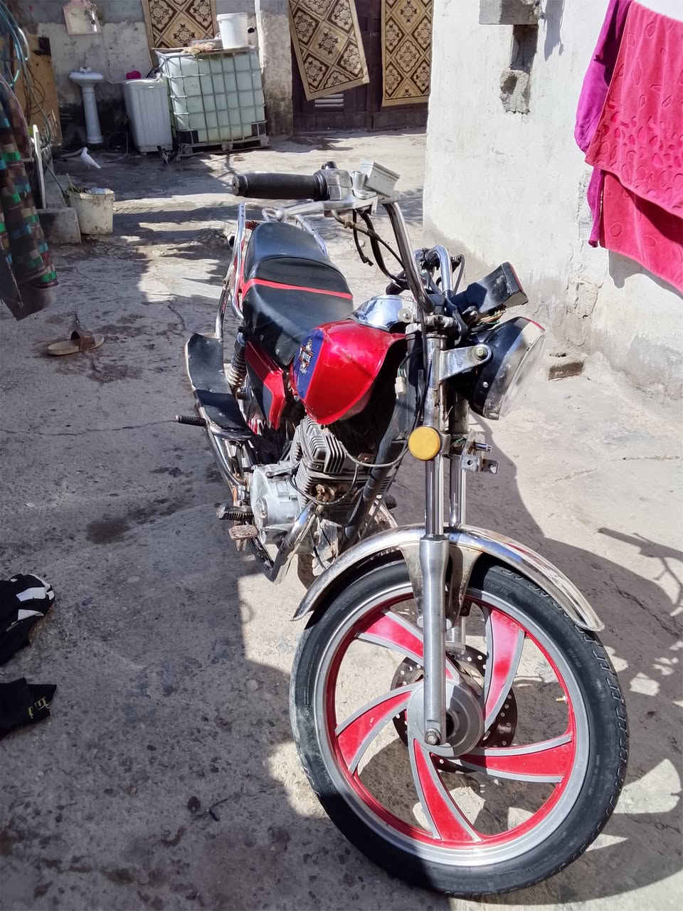 سلام عليكم دراجه جني للبيع دراجه نضيفه ومحركها مكفول دراجه بدون اوراق بس اني اكفلك ياه من صرقه سعرها ٢٥٠ بيها مجال بسيط. للاستفسار ***********
