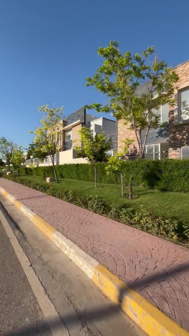 Lana City ✨
يُعدّ مجمع لانة ستي من أجمل المجمعات السكنية الحديثة في أربيل، حيث يجمع بين الفخامة والهدوء والخدمات المتكاملة 🏡🌿 يتميز بموقعه المميز وتصاميمه العصرية وأجوائه العائلية الراقية، ليمنح السكان أسلوب حياة مريح وآمن 💫

أما خضراء لانة ستي 🌳🍃 فهي عنوان للجمال والراحة، حيث تنتشر الحدائق والمساحات الخضراء التي تضفي أجواءً هادئة ومنعشة 🌸🌼 لتجعل كل لحظة داخل المجمع مليئة بالسكينة والطبيعة الجميلة 🚶‍♂️☀️

بيوت + شقق 
بيع _ ايجار 
***********
