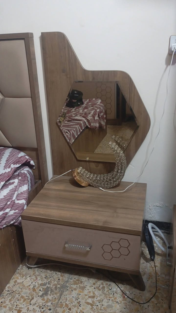 غرفه نوم للبيع سعر ٣٥٠ مع دوشك ب٥٠  بدون دوشك ٣٥٠اني بس دوشك ماخذته ب٢٥٠   عنواني الكراده غرفه ٧قطع *********** وتس فقط
