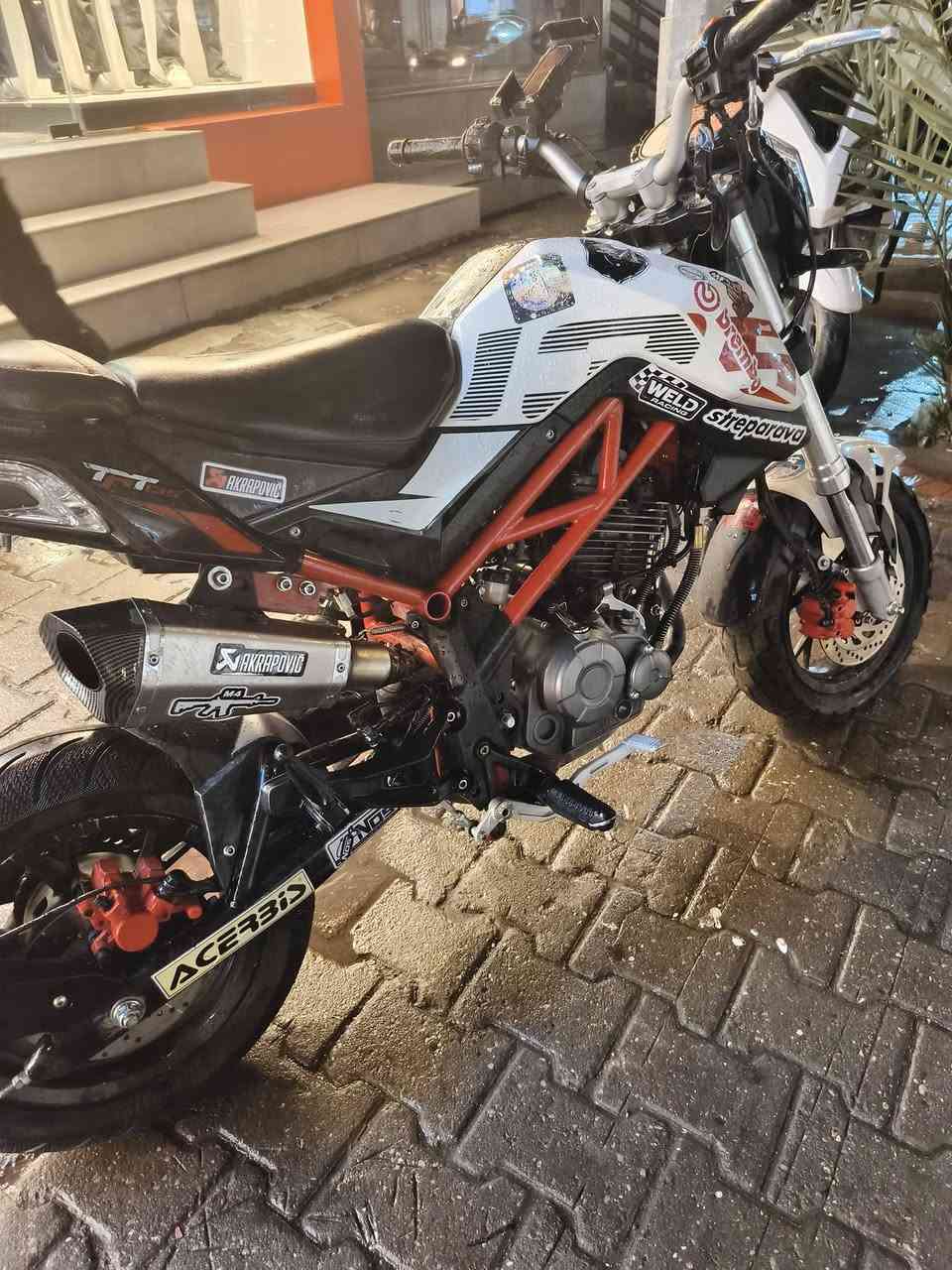 بينلي 135 تي ان تي النسخة الرياضي 
دراجه مكفولة جديدة رقم الحديث بغداد 
صالنصه رياضي وموجوده البلادي رقم وسنويه بأسمي تحويل ثاني يوم 
للاستفسار ***********
