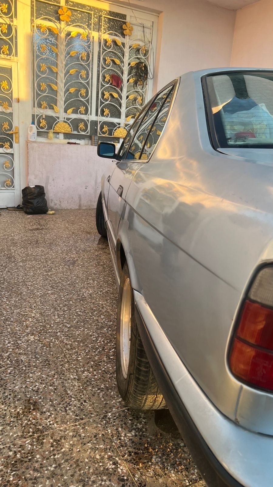 السلام عليكم BMW موديل 93 اصل سنويه بسمي رقم بابل الجديد محرك فانوس بيه بخار قليل كير جديد حداديه جديده بدون ضربه صبغ جماليه فتحه سقف مكان سياره حله مركز *********** السعر 60 $ بيه مجال